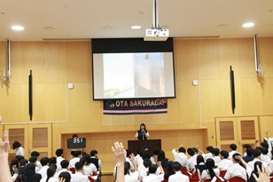 挙手IMG_3136 - コピー.JPG